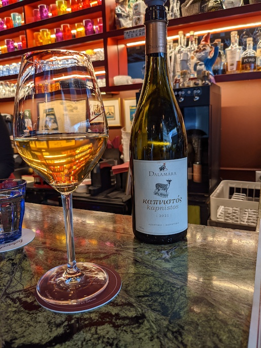 Assyrtiko wine at Heteroclito